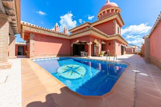 Xalet  Urbanizacion pueblo don silverio. Villa estilo árabeandaluz en venta  la loma, mijas