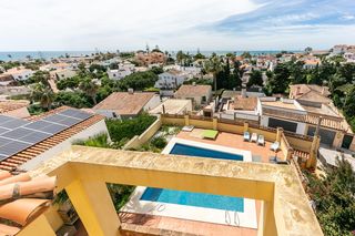 Chalet en El Faro de Calaburra - Chaparral. Villa con vistas panorámicas al mar, piscina privada y estudio i