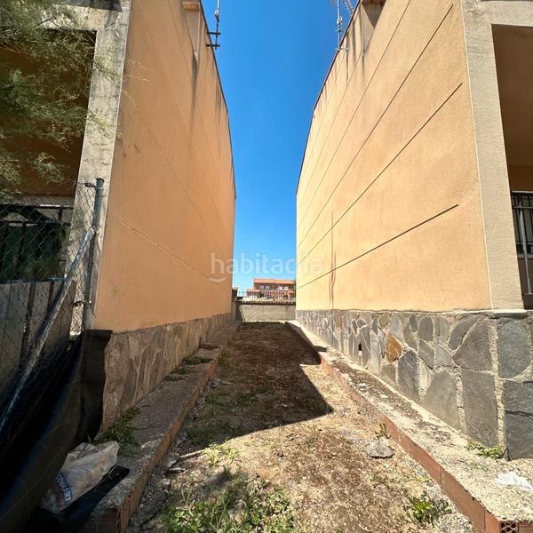 Foto 158863e9-feb2-4e4f-999d-299297d6d92c. Casa aparellada amb aparcament a Casar de Escalona (El)