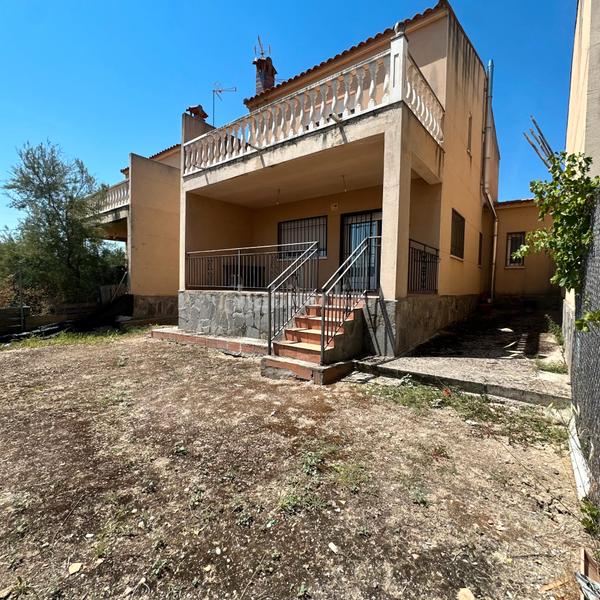 Foto 812137c1-54e8-4cbc-88ec-7a57b393fe09. Casa aparellada amb aparcament a Casar de Escalona (El)