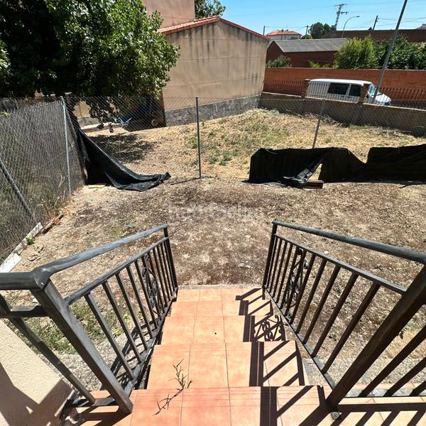 Foto a42c89bc-9842-47f9-890a-6faf44b68f46. Casa aparellada amb aparcament a Casar de Escalona (El)