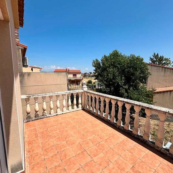 Foto c377fdaf-be6e-472a-89a8-81f649b1461c. Casa aparellada amb aparcament a Casar de Escalona (El)