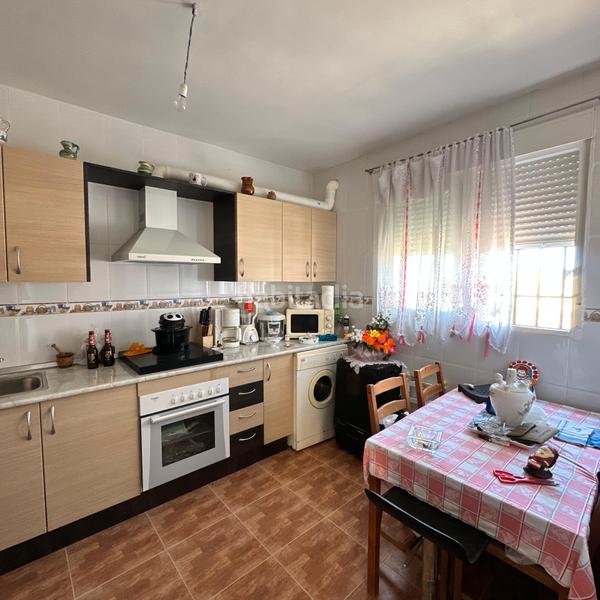 Foto e51535df-dfe9-434f-9fae-cab54aa6b00f. Casa aparellada amb aparcament a Casar de Escalona (El)