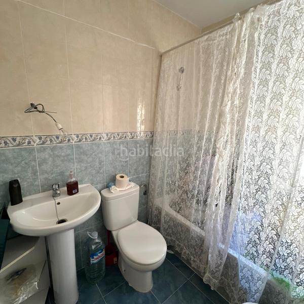 Foto f44f0ef1-a95a-4d42-93fa-bfb3367cf70a. Casa aparellada amb aparcament a Casar de Escalona (El)