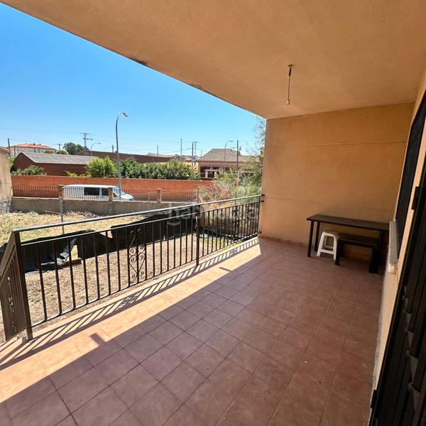 Foto fe471842-d07e-4dd2-971a-176640801e28. Casa aparellada amb aparcament a Casar de Escalona (El)