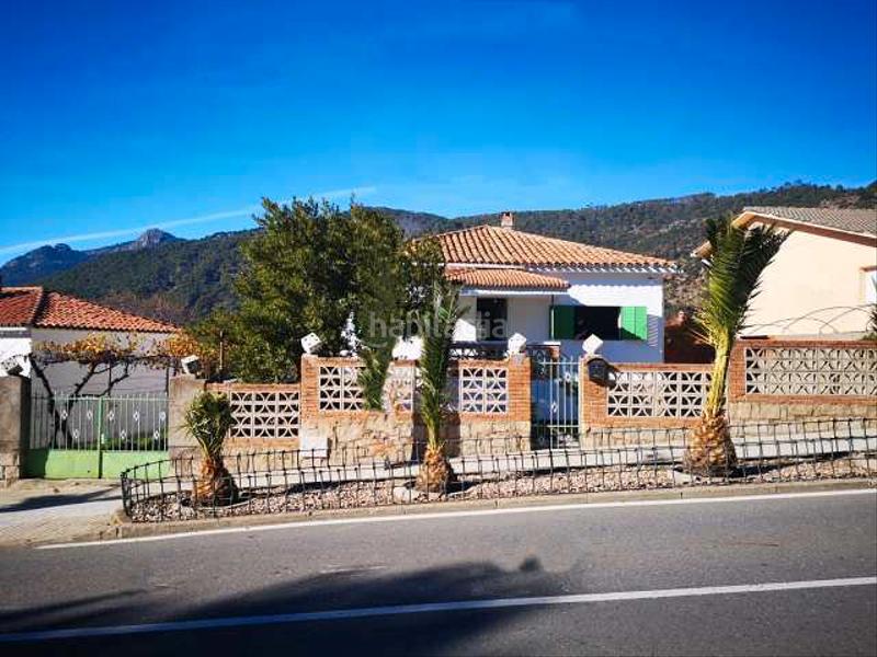 Foto d7fa8ae8-984c-4dde-94a1-03fed39f5484. Chalet con camino in Cenicientos