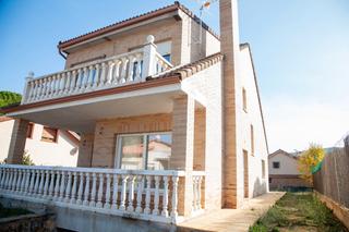 Xalet en Calle ro henares 1y. Se vende estupendo chalet independiente en la urbanizacin pinos