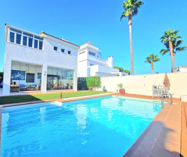 Foto 19ff16b8-6b39-450c-a240-51a8ceb2f229. Chalet avec chauffage piscine dans Los Gallos Chiclana de la Frontera