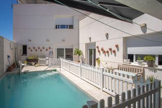 Chalet  Calle calle matrona magdalena mariscal. Chalet adosado de 3 habitaciones esquina con piscina privada y a