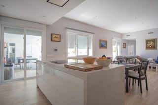 Chalet  Calle calle matrona magdalena mariscal. Chalet adosado de 3 habitaciones esquina con piscina privada y a