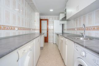 Pis  Calle ramon menendez pidal. Amplitud y luz natural vivienda de 3 habitaciones en el centro d