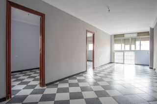 Piso  Calle luis milena. Vivienda luminosa con ascensor y muchas posibilidades.