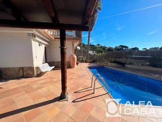 Xalet a Canyelles. Residencia con encanto y licencia turística en urbanización cany