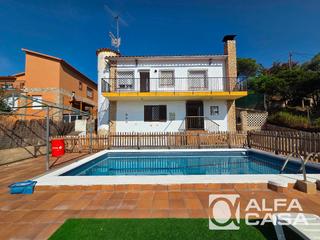Casa a Mas Mora-Sant Daniel. Acogedora casa familiar con vistas al mar en mas mora
