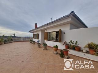 Casa adossada a Mas Florit-Ca la Guidó. Inmueble exclusivo con casa, piscina, apartamento y 3 locales. l