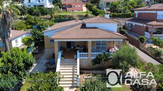 Casa a Centre. Chalet con piscina en venta en lloret residencial  5 hab.