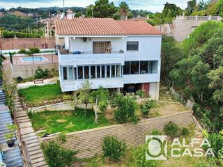 Haus  Castello. Casa en venta en los pinares con piscina privada y terreno ampli