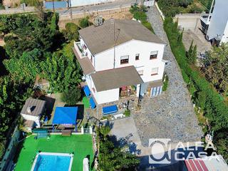 Casa  Azalea. Casa con piscina en aiguaviva vidreres