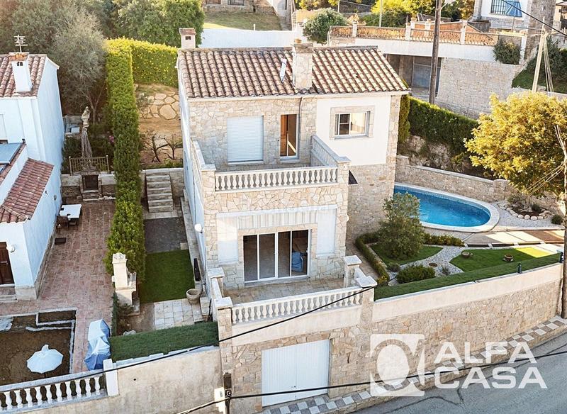 Foto 89aff0a0-b782-4f50-8bc7-855332d0d24e. Casa amb calefacció aparcament piscina a Santa Clotilde Lloret de Mar