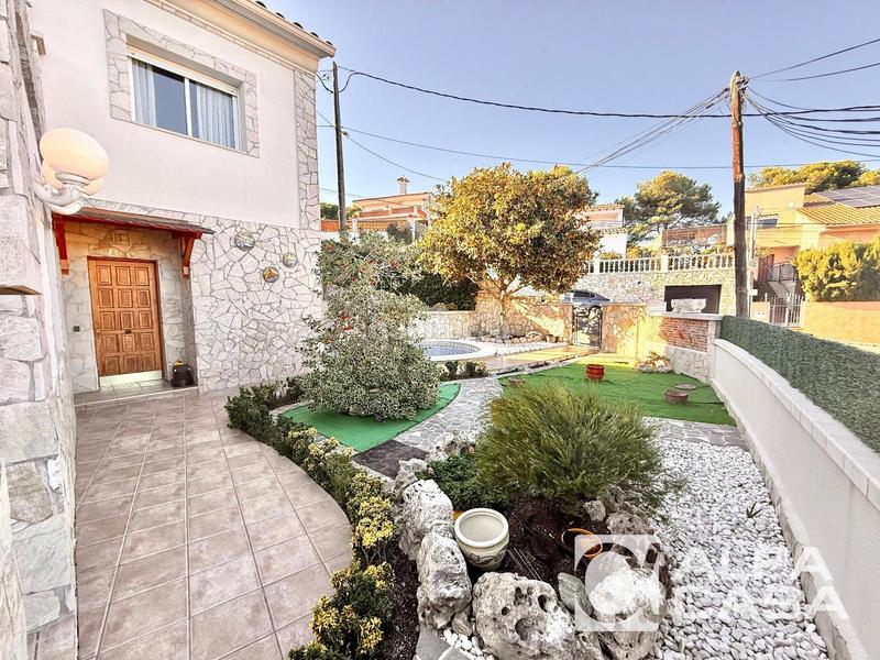 Foto b46c21c8-9257-451f-92a3-73367e84027e. Casa amb calefacció aparcament piscina a Santa Clotilde Lloret de Mar