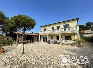 Chalet  Rafael alberti. Casa en venta en lloret de mar con piscina