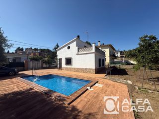 House  Gira-sol. Casa en venta aiguaviva, vidreres  piscina privada y terreno pla