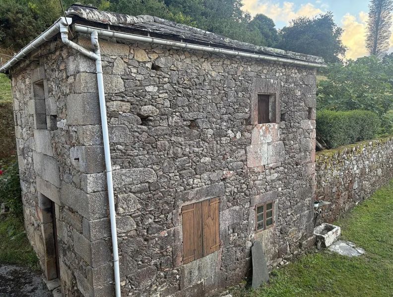 Foto f507d763-907c-41bf-9df6-74be21f4c06d. Masia amb aparcament a Viveiro