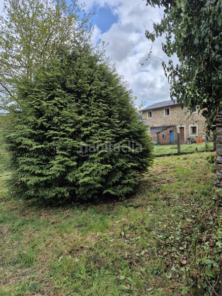 Foto 071d9d8f-e31b-4044-99b3-0d3dbaabc13b. Masia amb xemeneia aparcament a Somozas (As)