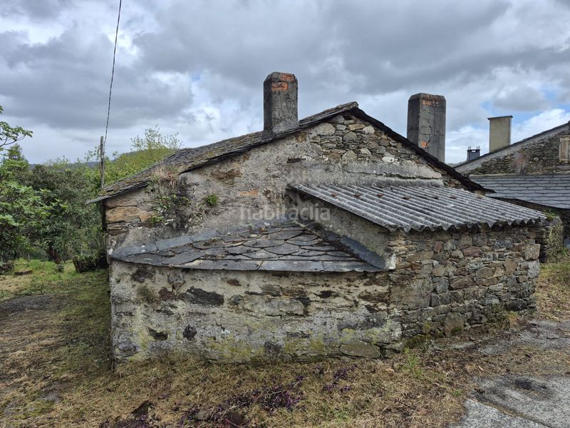 Foto 0804fc56-af21-47d9-bfde-44ffcb6b5951. Masia amb xemeneia aparcament a Somozas (As)