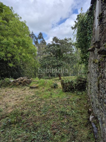 Foto 34d7ce3c-aa66-4477-af1b-e9ff3d423d43. Masia amb xemeneia aparcament a Somozas (As)