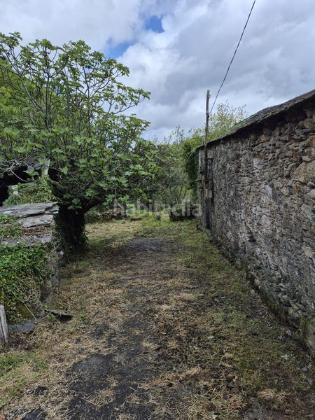 Foto 533dac04-1ff0-4b65-a452-078f82e0ab3b. Masia amb xemeneia aparcament a Somozas (As)