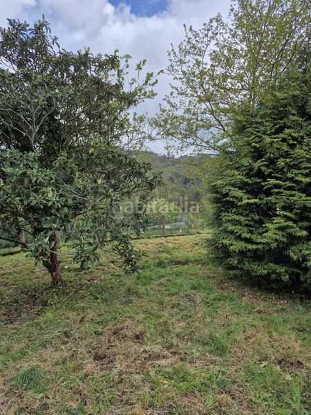 Foto 57b502f7-eef7-4ef6-9264-79675edac0be. Masia amb xemeneia aparcament a Somozas (As)