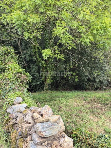 Foto 768669af-7773-493e-a8be-28ccf90b728a. Masia amb xemeneia aparcament a Somozas (As)