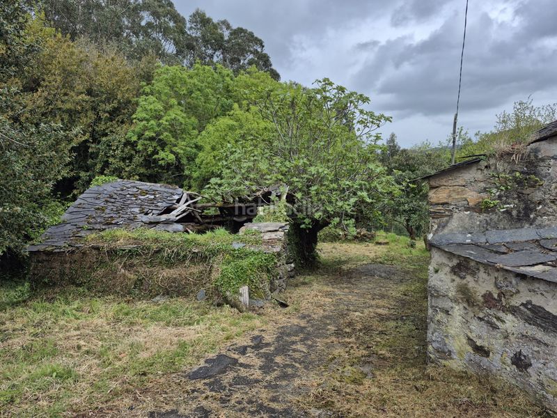 Foto b498965b-9411-4051-b80b-db364bd553e4. Masia amb xemeneia aparcament a Somozas (As)