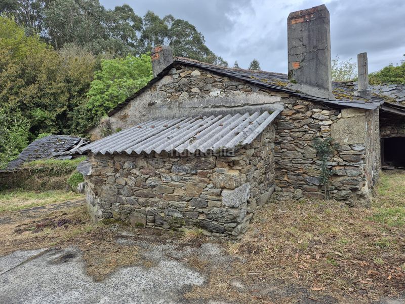 Foto e0fa9cd7-8ff8-4ca0-a2cd-b0ecec969061. Masia amb xemeneia aparcament a Somozas (As)