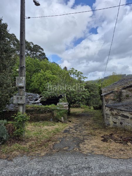 Foto e5c11325-3a8c-469c-9354-239192425a52. Masia amb xemeneia aparcament a Somozas (As)