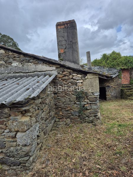 Foto ecf8c505-80a5-40df-8b02-e3d1bf216d9f. Masia amb xemeneia aparcament a Somozas (As)