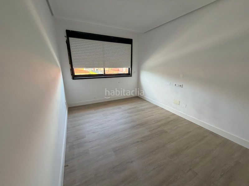 Foto 0fd04cf0-8675-4b79-aa67-60c3ad12ced2. Casa aparellada amb aparcament a A Malata - Catabois - Ciudad Jardín Ferrol
