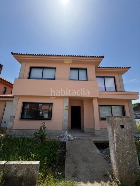 Foto 6cbc7858-8be3-4a62-8abf-fe65195b8eb0. Casa aparellada amb aparcament a A Malata - Catabois - Ciudad Jardín Ferrol