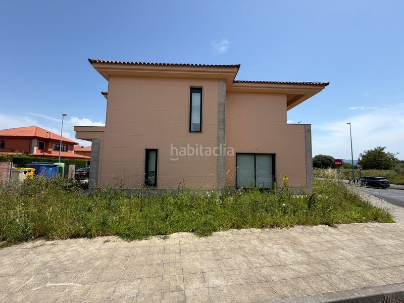 Foto a6423058-df01-43b2-aa75-47301ff3a2f1. Casa aparellada amb aparcament a A Malata - Catabois - Ciudad Jardín Ferrol