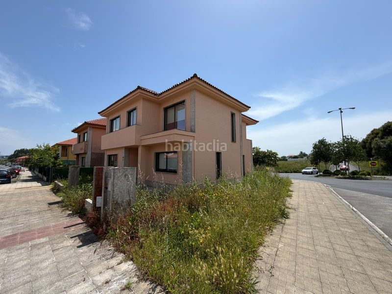 Foto b3ec8fcc-a91d-48bb-b1a8-78a01050fdb2. Casa aparellada amb aparcament a A Malata - Catabois - Ciudad Jardín Ferrol