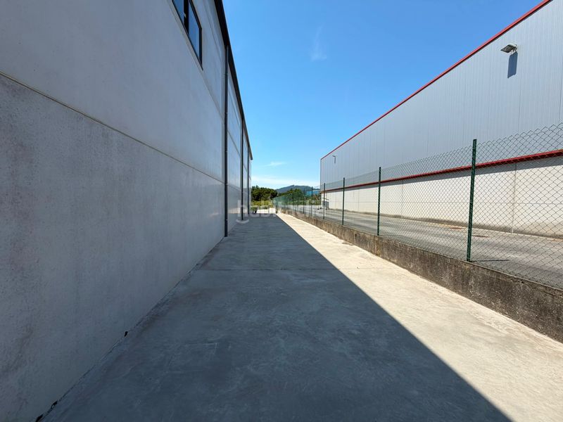 Foto ba869c3b-c8ed-4b76-a934-8f3c5f39b348. Location bâtiment à usage industriel dans San Mateo - Castro - O Val Narón