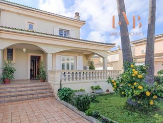 Casa aparellada a Son Amonda - Reis Catòlics. Chalet pareado con jardín y gran sótano en tranquila urbanizació