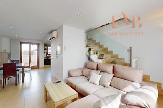 Duplex in Calle xaloc 10. Luminoso dúplex de 3 habs con terraza, barbacoa y suite con vest