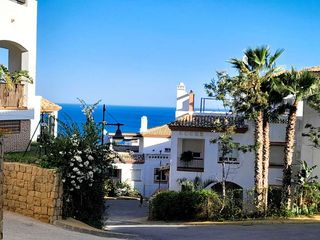 Miete Reihenhaus in Avenida del golf 11. Tu nuevo hogar en alcaidesa luz, mar y tranquilidad
