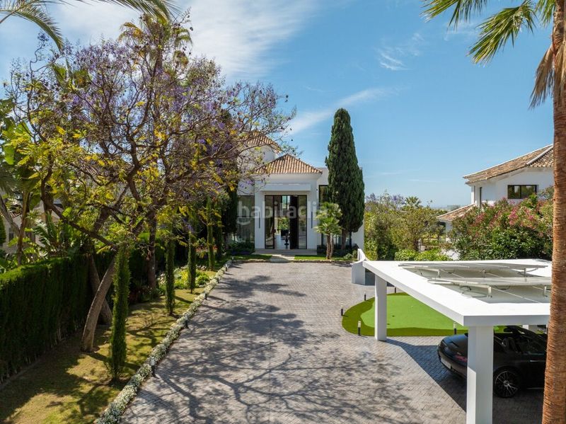 Foto 739f458b-90ef-4b3c-b0e6-fb5d456ce3f4. Casa amb aparcament a Los Naranjos Marbella