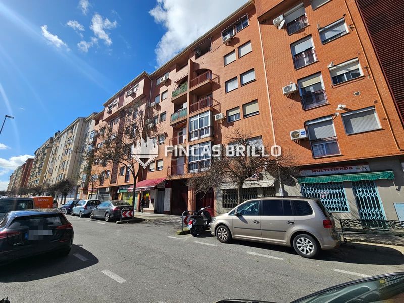 Foto ac711a54-95fd-4561-b8e1-c60ad4b8edb9. Car parking in avenida de la constitución 2 in La Cañada - Aldea Moret Cáceres