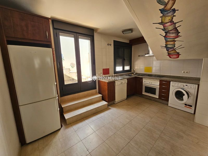 Foto aa6012f5-ea3d-486e-b1ca-0b13245b0e7e. Casa adossada amb calefacció aparcament a Casco Antiguo Cáceres