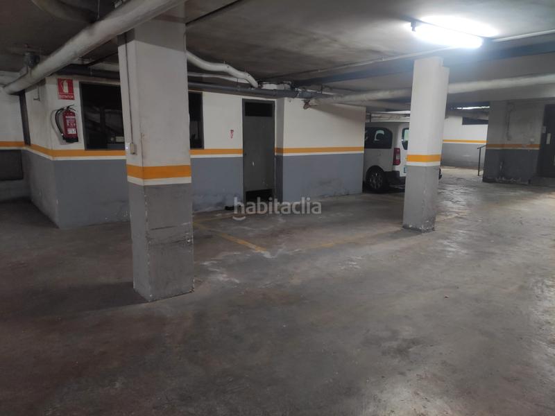 Foto ee4ffe22-aa99-4f65-af7e-ad043a7f5f4a. Parking voiture dans avenida virgen de la montaña 9 dans Cáceres