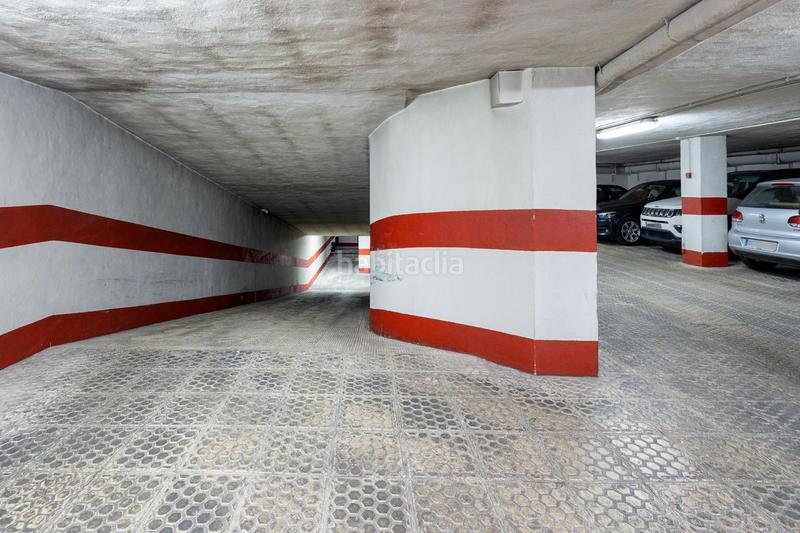 Foto 1124f3f0-3483-499f-a8e0-5cfc8e9f606e. Car parking in avenida avenida de la constitución 44 in Granada